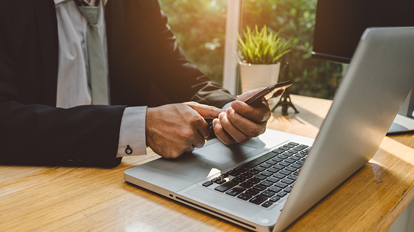 Mężczyzna poznaje platformę Elavon Connect na swoim smartfonie